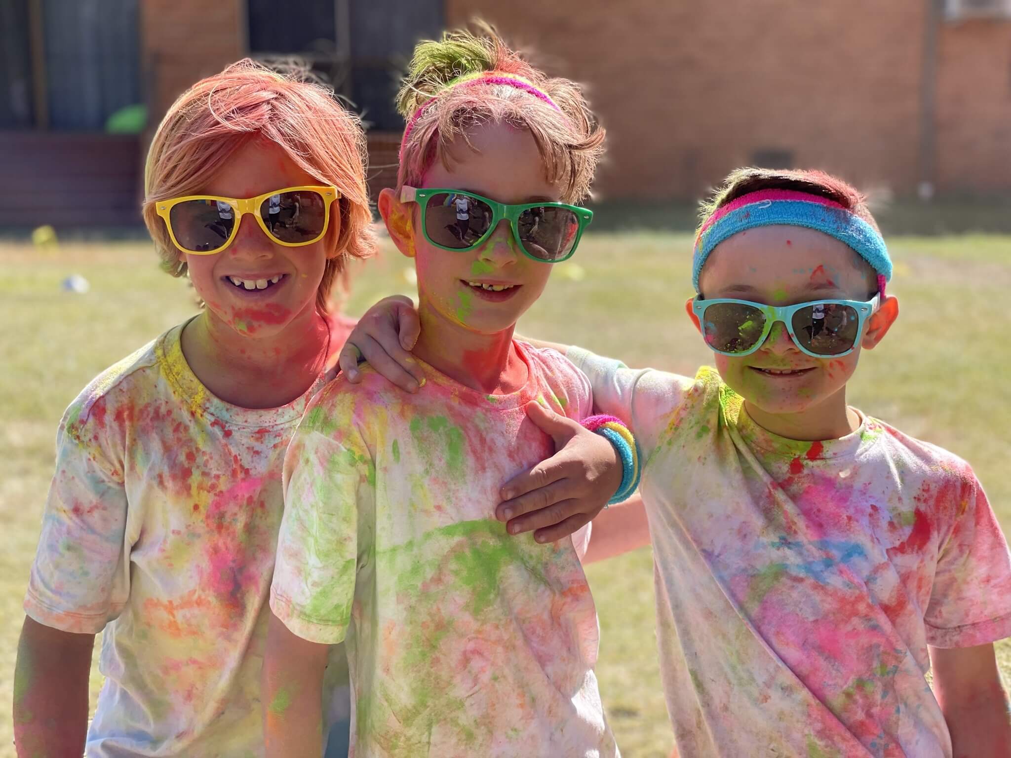 It's Easy to keep colour powder on your colour run shirt!