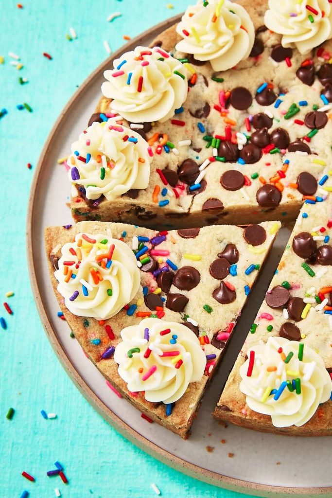 How delicious does this cookie pizza look?!